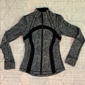 Lululemon zip up sweater size small.